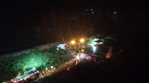 Air India Express Aircraft From Dubai Overshoots Runway at Calicut Airport in Kozhikode, Crashes Into Valley: केरल के कोझिकोड में रनवे पर फिसला एयर इंडिया का विमान, 170 यात्री थे सवार, पायलट समेत 3 की मौत, रिपोर्ट