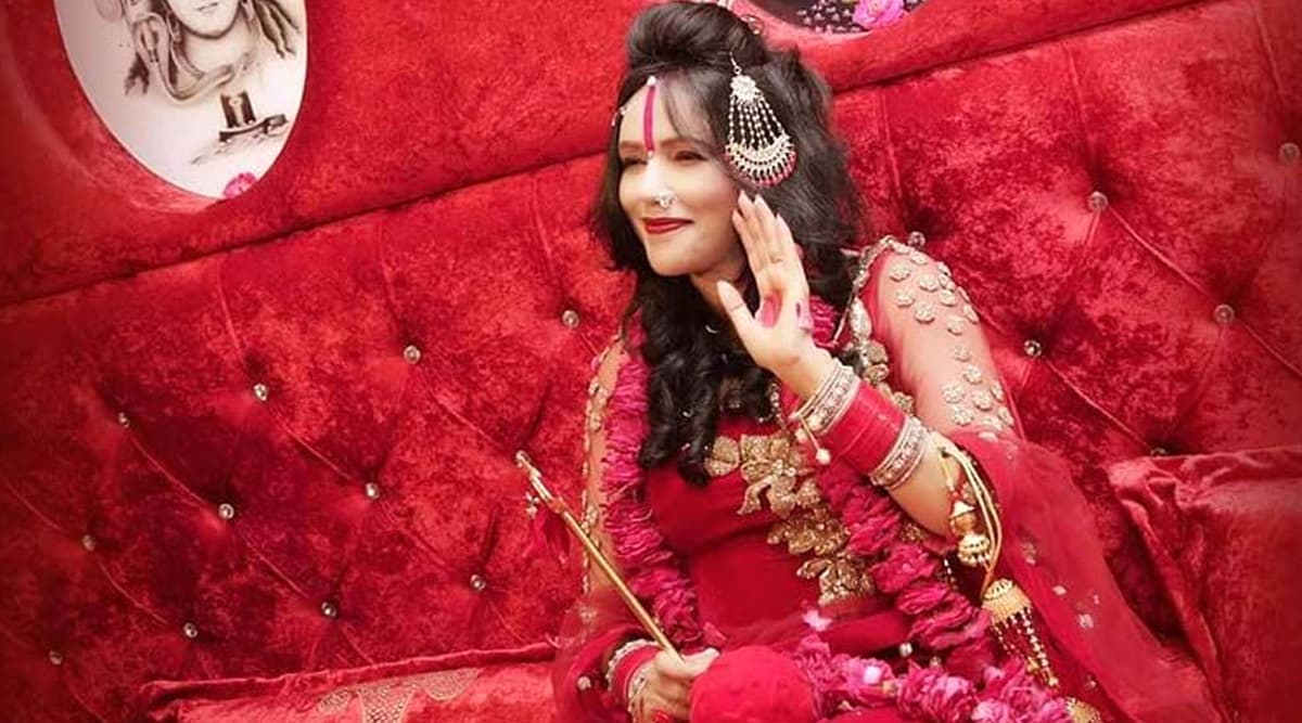 Bigg Boss 14: राधे मां ने लाल जोड़े में सलमान खान के टीवी शो 'बिग बॉस 14' में की एंट्री, देखें Viral Video