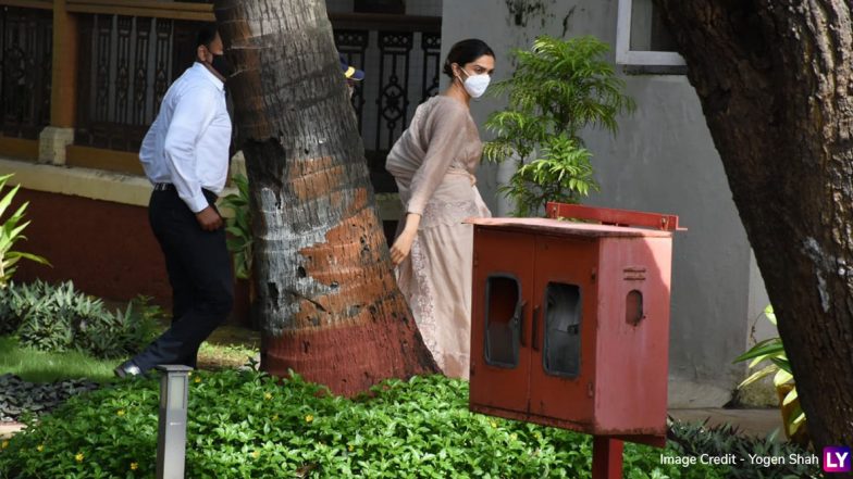 Bollywood Drugs Case: दीपिका पादुकोण के समर्थन में फैंस ने ट्रेंड किया #StandWithDeepika, पूछताछ के लिए NCB दफ्तर पहुंची हैं एक्ट्रेस