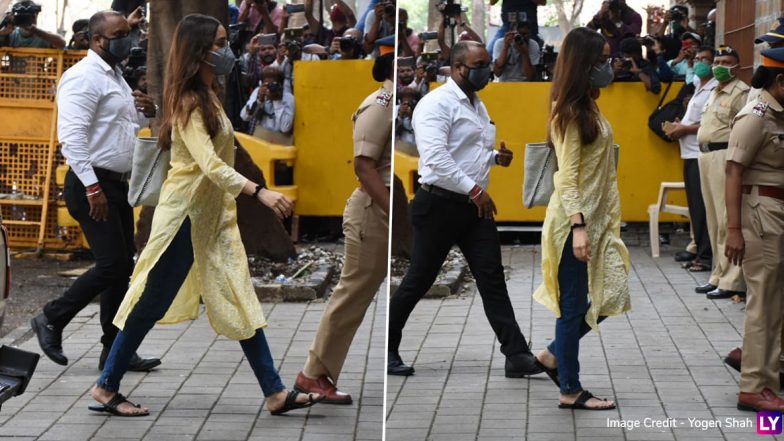 Shraddha Kapoor Arrives at NCB Office: दीपिका पादुकोण के बाद श्रद्धा कपूर पहुंची NCB के दफ्तर, ड्रग्स केस में चल रही पूछताछ (See Photos)
