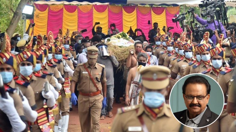 SP&nbsp;Balasubrahmanyam Funeral: दिग्गज गायक एसपी बालासुब्रमण्यम को&nbsp;राजकीय सम्मान के साथ दी गई अंतिम विदाई, देखें ये Video