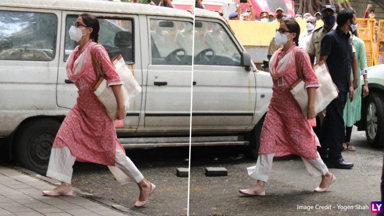 Sara Ali Khan Arrives at NCB Office: सारा अली खान बेहद कॉन्फिडेंट अंदाज में पहुंची NCB के दफ्तर, दीपिका पादुकोण-श्रद्धा कपूर से चल रही पूछताछ, देखें Photos