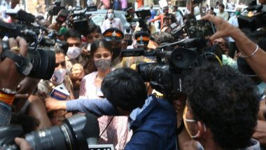 Sushant Singh Rajput Case: रिया चक्रवर्ती को एनसीबी दफ्तर में मीडिया के घेरने पर बॉलीवुड सेलेब्स का फूटा गुस्सा, कहा- गिद्ध मीडिया