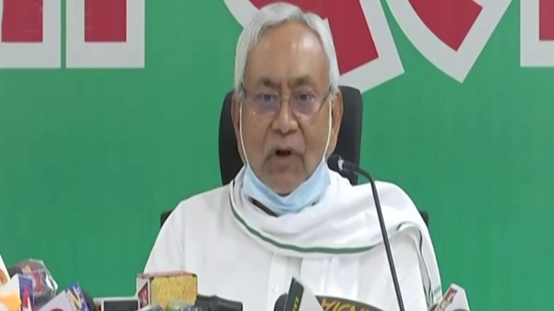 Bihar Assembly Election 2020: बिहार चुनाव के ऐलान के साथ सीएम नीतीश कुमार ने की लोकलुभावन वादों की बौछार, बोले- लड़कियों को 12वीं पास करने पर 25 हजार और ग्रेजुएशन करने पर मिलेंगे 50 हजार रुपये