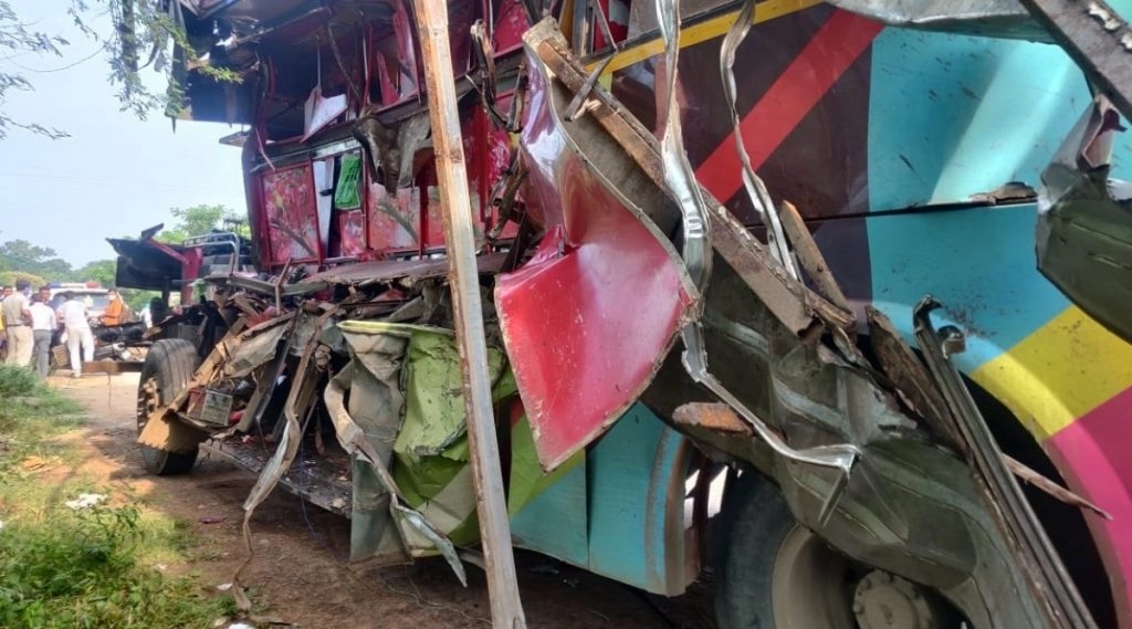 तेज रफ्तार से आ रही ट्रक अनियंत्रित होकर दुकानों से  टकराई, 5  की मौत