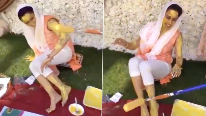 Unique Haldi Ceremony: सोशल डिस्टेंसिंग का पालन करते हुए दुल्हन को लगाई जा रही है हल्दी, इस समारोह का दिलचस्प वीडियो तेजी से हो रहा है वायरल