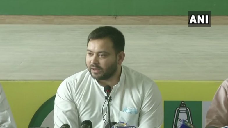 Bihar Assembly Election 2020: आरजेडी नेता तेजस्वी यादव ने 9 बजे, 9 मिनट तक अपने घर की बिजली को बंद कर मोमबत्ती, दीप और लालटेन जलाने का किया समर्थन