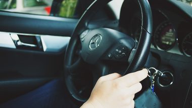Mobile Phones Allowed For Navigate While Driving: ड्राइविंग के वक्त सिर्फ रूट नेविगेशन के लिए कर सकेंगे मोबाइल का इस्तेमाल