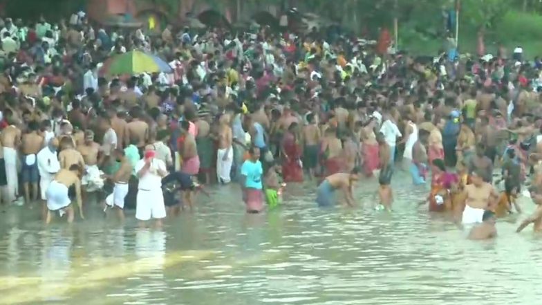 Mahalaya Amavas 2020: कोरोना संकट के बीच कोलकाता में सोशल डिस्टेंसिंग का उल्लंघन, हुगली नदी में डुबकी लगाने के लिए इकट्ठा हुई भीड़- देखें तस्वीरें