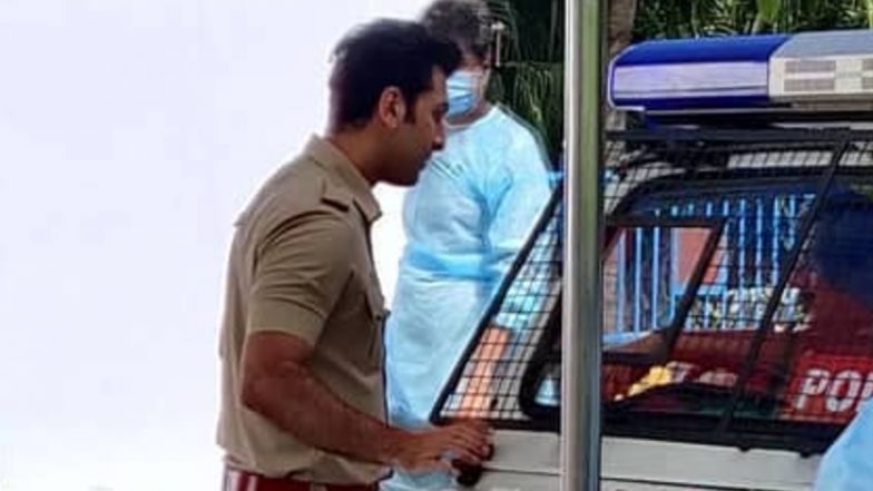 Ranbir Kapoor Viral Photo: रणबीर कपूर शूटिंग सेट पर पुलिस की वर्दी में आए नजर, वायरल फोटो ने फैंस के मन में उठाए सवाल