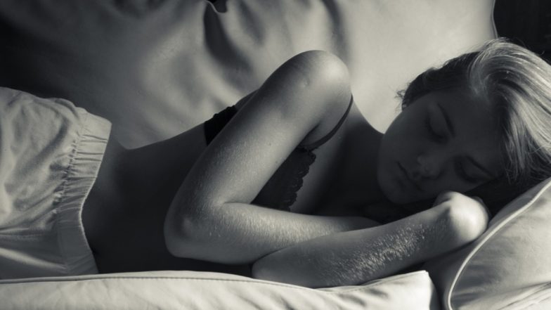 Sleeping Tips: देर रात तक नींद नहीं आती तो सोने से पहले करें ये काम, बिस्तर पर लेटते ही आ जाएगी नींद