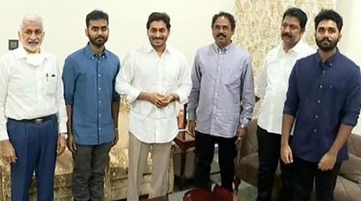 आंध्र प्रदेश में TDP को बड़ा झटका, विधायक वासुपल्ली गणेश अपने दो बेटों के साथ YSRCP में शामिल