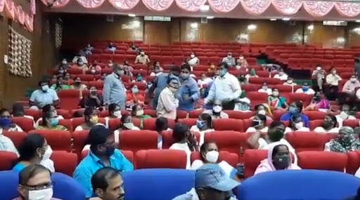Andhra Pradesh: COVID-19 इलाज की न्यूनतम सुविधाएं न मिलने के कम्प्लेंट पर गुंटूर कलेक्टर ने खोया आपा, डॉक्टर की गिरफ्तारी का दिया आदेश