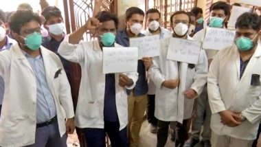 तेलंगाना: उस्मानिया जनरल अस्पताल के जूनियर डॉक्टरों ने बुनियादी चिकित्सा सुविधाओं के लिए किया प्रोटेस्ट