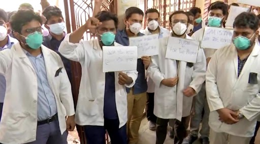 तेलंगाना: उस्मानिया जनरल अस्पताल के जूनियर डॉक्टरों ने बुनियादी चिकित्सा सुविधाओं के लिए किया प्रोटेस्ट