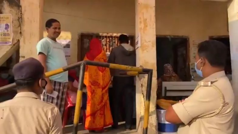 Bihar Assembly Elections 2020: बिहार के सासाराम में मतदान केंद्र पर वोट डालने बिना मास्क लगाए आया शख्स, पुलिसकर्मियों के टोकने से उलझा, देखें VIDEO