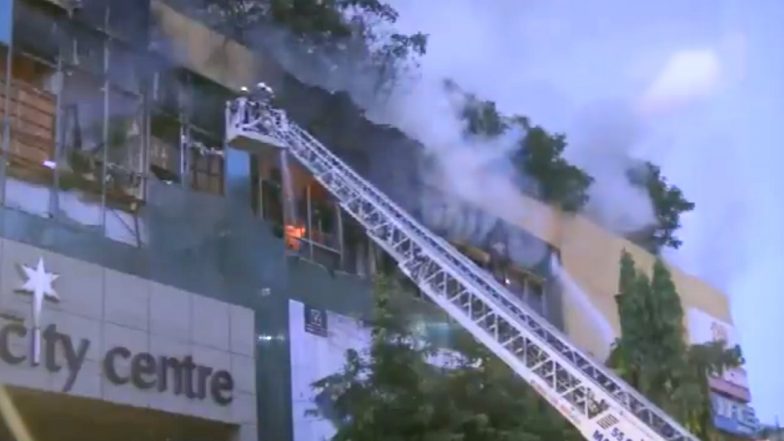 Fire Breaks Out Inside Mall in Nagpada: मुंबई के नागपाड़ा इलाके के सिटी सेंटर मॉल में लगी भीषण आग, बचाव में लगे दो फायर कर्मी घायल