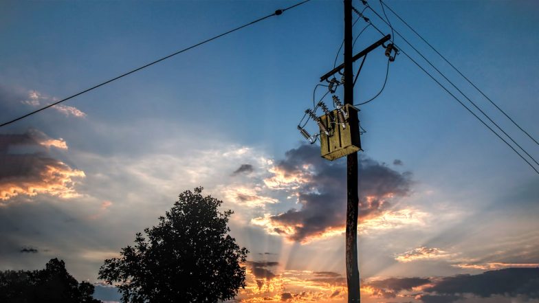 Mumbai Electric Supply Failure: मुंबई में ग्रिड फेल होने से कई इलाकों में बत्ती गुल, अडानी ग्रुप ने कहा-जल्द से जल्द आपूर्ति बहाल करने का काम जारी