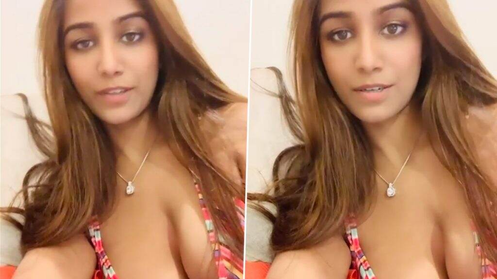 Poonam Pandey Singing Video: पूनम पांडे ने दिखाया अपना सिंगिंग हुनर, आवाज सुन बन जाएंगे फैन 