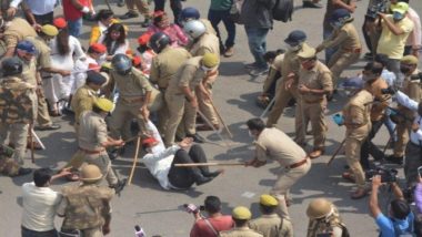 उत्तर प्रदेश: समाजवादी पार्टी के कार्यकर्ताओं पर विरोध के दौरान जमकर लाठीचार्ज, पुलिस किए गए तैनात