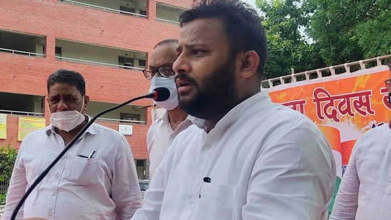 AAP के कोरोना पॉजिटिव विधायक कुलदीप कुमार पहुंचे हाथरस पीड़िता के घर