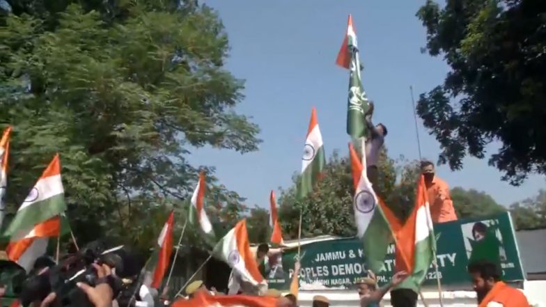 Mehbooba Mufti Statement on Tiranga: महबूबा मुफ्ती के बयान पर जम्मू में BJP कार्यकर्ता का हंगामा, PDP ऑफिस पर फहराया तिरंगा