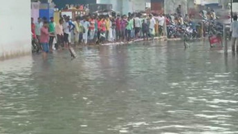 Heavy Rains in Hyderabad: हैदराबाद में भारी बारिश के चलते राज्य सरकार का बड़ा फैसला, गुरूवार और शुक्रवार के दिन छुट्टी की घोषणा; लोगों से घरों में रहने की अपील