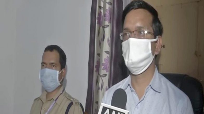 Hathras Gangrape Case: हाथरस पीड़िता के परिवार पर दबाब बनाने की खबरों का डीएम पी.के. लक्षकार ने किया खंडन, कहा-नकारात्मक खबरें चलाई जा रही हैं
