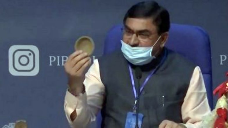 Cow Dung Chip: राष्ट्रीय कामधेनु आयोग के चेयरमैन वल्लभभाई कथीरिया का बड़ा बयान, कहा- गाय का गोबर करेगा सबकी रक्षा, यह एक अद्भुत रेडिएशन चिप; मोबाइल फोन में हो उपयोग