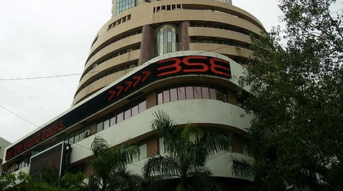 Sensex Updates: शेयर बाजार पर रहा कोरोना का साया, 50,000 के नीचे फिसला सेंसेक्स
