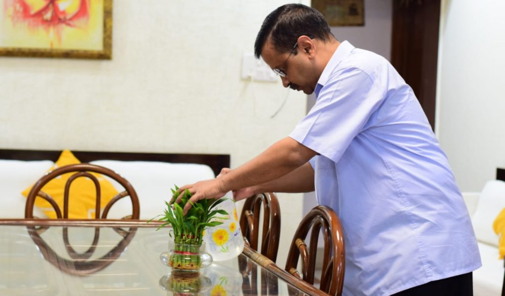 दिल्ली सीएम अरविंद केजरीवाल के घर के बाहर तोड़फोड़