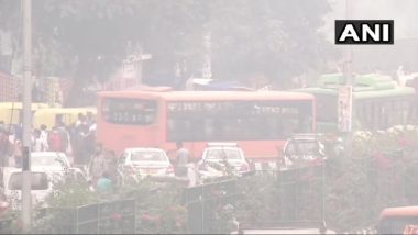 Delhi Air Quality: राजधानी दिल्ली में हवा खतरे के निशान के पार पहुंची, आनंद विहार सहित कई इलाकों में दिखा असर