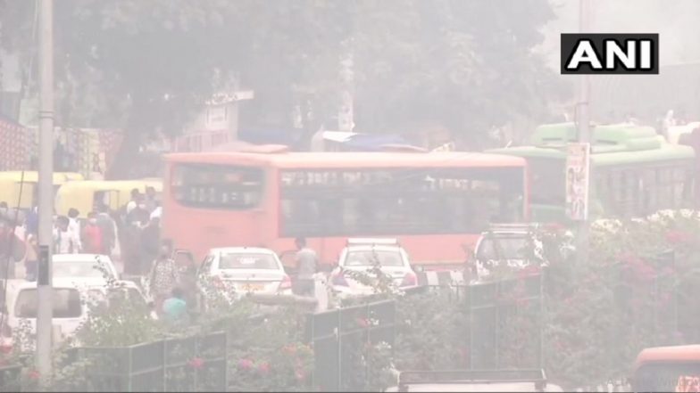 Delhi Air Quality: राजधानी दिल्ली में हवा खतरे के निशान के पार पहुंची, आनंद विहार सहित कई इलाकों में दिखा असर