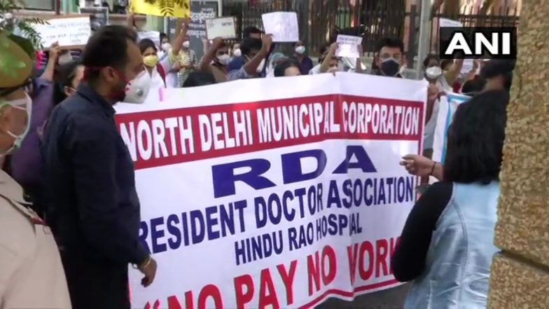 दिल्ली: हिंदू राव अस्पताल के रेजिडेंट डॉक्टरों ने पिछले कुछ महीनों से सैलरी नहीं मिलनें पर किया विरोध प्रदर्शन