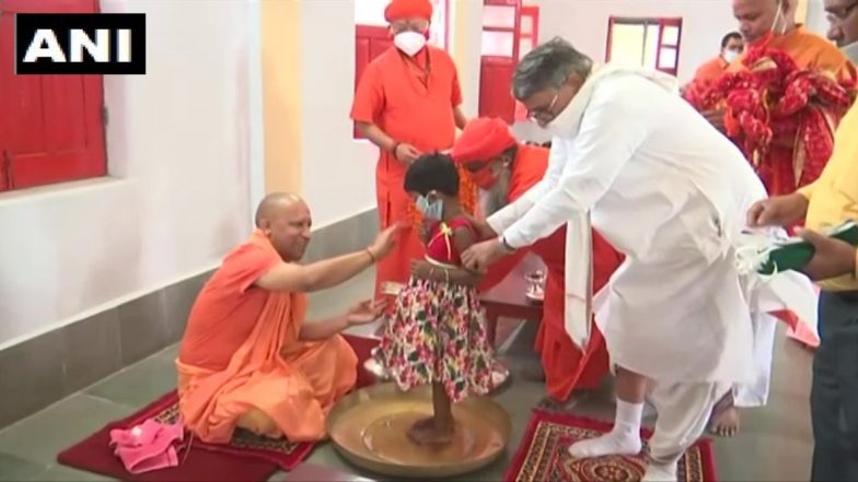 CM Yogi performs Pooja at Gorakhnath Temple: उत्तर प्रदेश के मुख्यमंत्री योगी आदित्यनाथ ने गोरखनाथ मंदिर में विधि-विधान से की कन्या पूजन