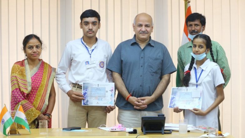 ISRO Competition: इसरो प्रतियोगिता के टॉपरों से मिले डिप्टी सीएम मनीष सिसोदिया, बोले- दिल्ली को अपने बच्चों पर गर्व