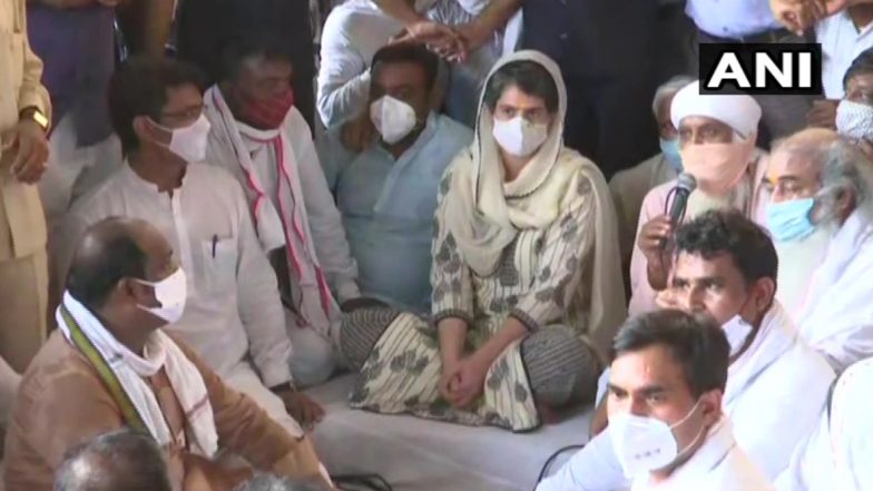 Hathras Gangrape Case: दिल्ली के महर्षि वाल्मिकि मंदिर में हाथरस की बेटी के लिए प्रार्थना सभा, प्रियंका गांधी हुईं शामिल