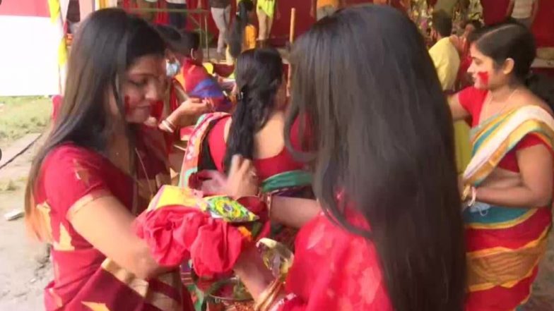 Sindoor Khela 2020: बिजोया दशमी पर सिंदूर खेला में शामिल हुई बंगाली समुदाय की महिलाएं, देखें पश्चिम बंगाल और असम के दुर्गा पूजा पंडाल से इस पारंपरिक उत्सव की तस्वीरें