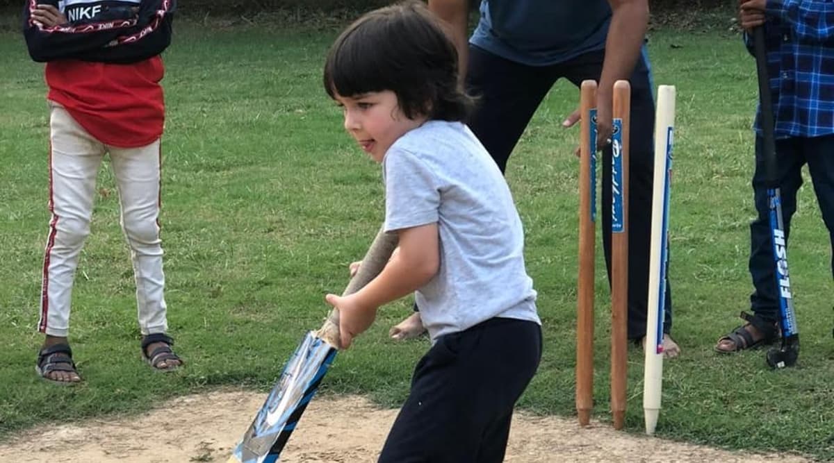 Taimur Ali Khan पर चढ़ा IPL का बुखार? करीना कपूर खान ने क्रिकेट खेलते हुए फोटो की शेयर