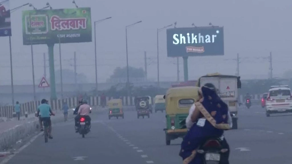 शहर में वायु गुणवत्ता सूचकांक सुबह नौ बजे 330 दर्ज किया गया. 