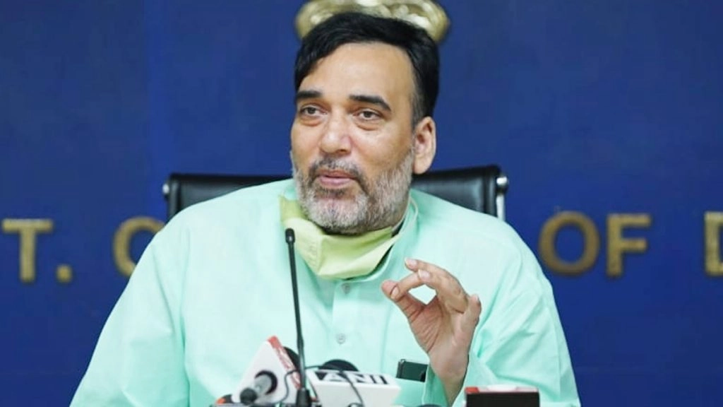 दिल्ली में धूल के प्रदूषण को कम करने के लिए किया जा रहा पानी का छिड़काव  