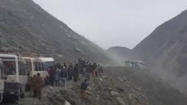 Landslide in Pakistan: पाकिस्तान में भूस्खलन की चपेट में आई यात्री बस, 16 की मौत