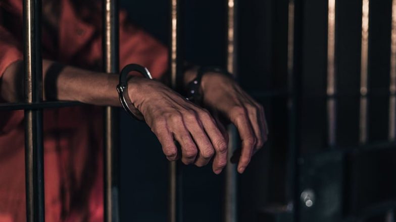 Delhi: मंडोली जेल में 25 कैदियों ने दिवार पर सिर मारकर खुद को किया लहूलुहान, जेल प्रशासन के उड़े होश- जानें पूरा मामला