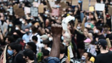 Protest in New York: COVID19 के बढ़ते मामलों में निशाने पर आए यहूदियों का न्यूयॉर्क में प्रदर्शन, मास्क का बोनफायर बना कर जलाया