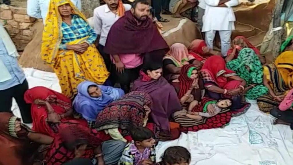 उत्तर प्रदेश में पुजारी के लापता होने से क्रोधित ग्रामीणों ने धरना दिया