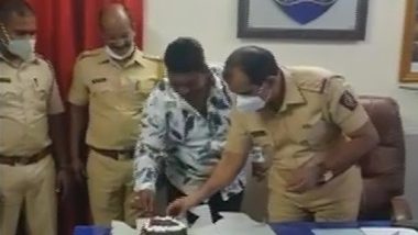 Mumbai: मुंबई से सटे नालासोपारा में तुलीन्ज पुलिस स्टेशन में मना जन्म दिन, जांच के आदेश