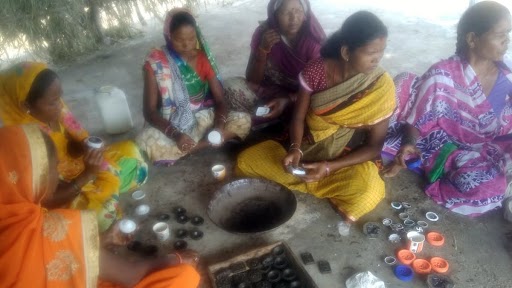 Diwali 2020: दीपावली से पहले गाय के गोबर से दीये बनाने की अनूठी पहल