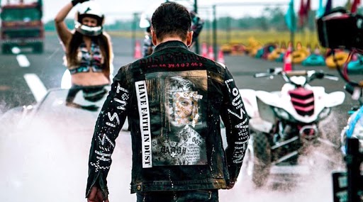 Salman Khan Begins Shooting For Radhe: सलमान खान ने छह महीने बाद शुरू की फिल्म 'राधे' की शूटिंग, लुइस वीटॉन की नहीं बल्कि यह जैकेट पहने नजर आए दबंग खान