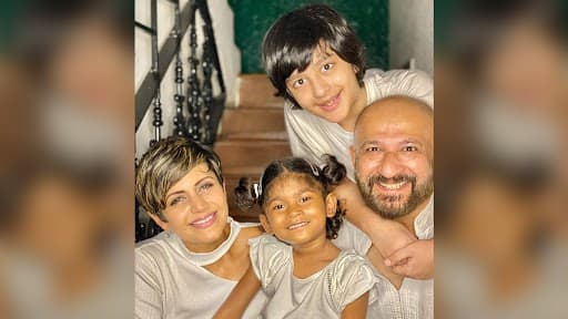 Mandira Bedi ने 4 साल की बच्ची को लिया गोद, फोटो की शेयर