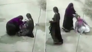 Hyderabad: हैदराबाद में घरेलू विवाद को लेकर बहू ने मां के साथ मिलकर बीच सड़क पर सास को पीटा,  घटना CCTV में कैद